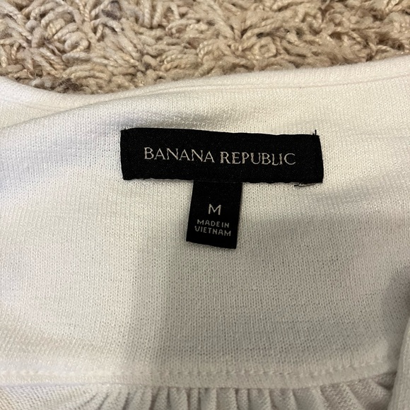 Light button-up banana republic Women’s size M sweater in really good condition! - Picture 2 of 3
